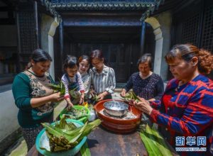 圖為當(dāng)日，村民們在范家老宅內(nèi)包粽子。