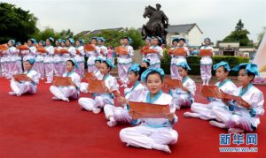 6月6日，欽州市的學(xué)生們在劉永福廣場吟誦《三字經(jīng)》。